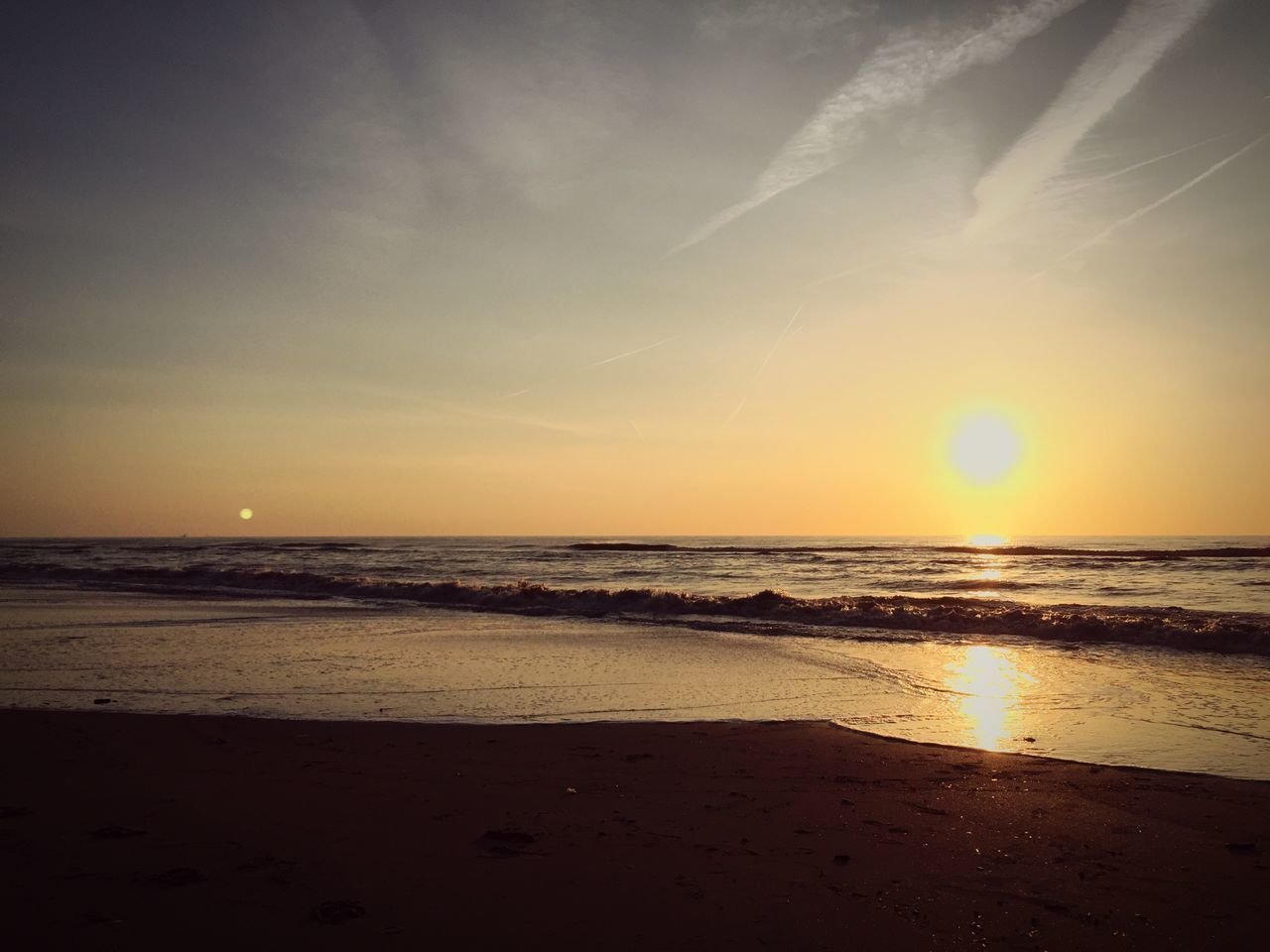 sea, horizon over water, beach, sunset, water, shore, scenics, tranquil scene, sun, beauty in nature, tranquility, sky, wave, orange color, idyllic, sand, nature, reflection, sunlight, coastline