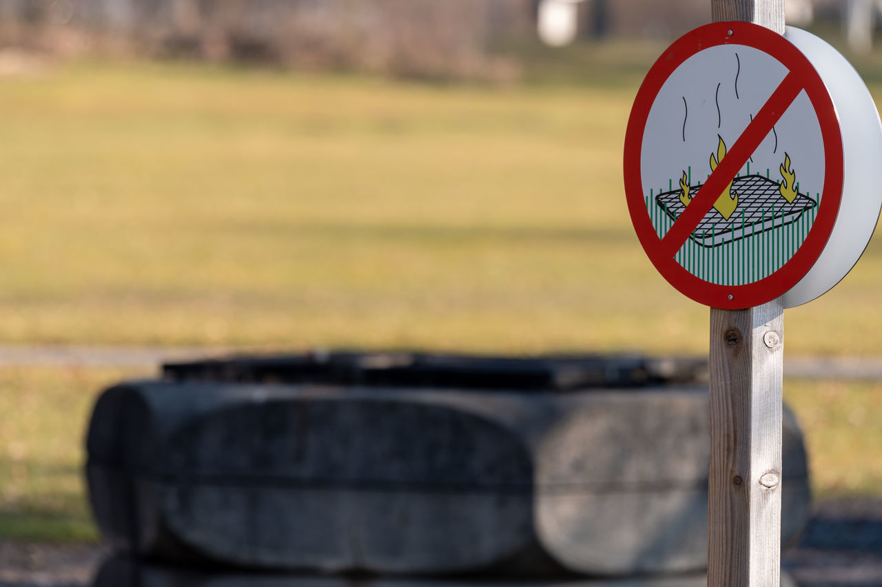 sign, warning sign, communication, road sign, no people, road, focus on foreground, traffic sign, circle, day, nature, geometric shape, forbidden, guidance, outdoors, shape, transportation