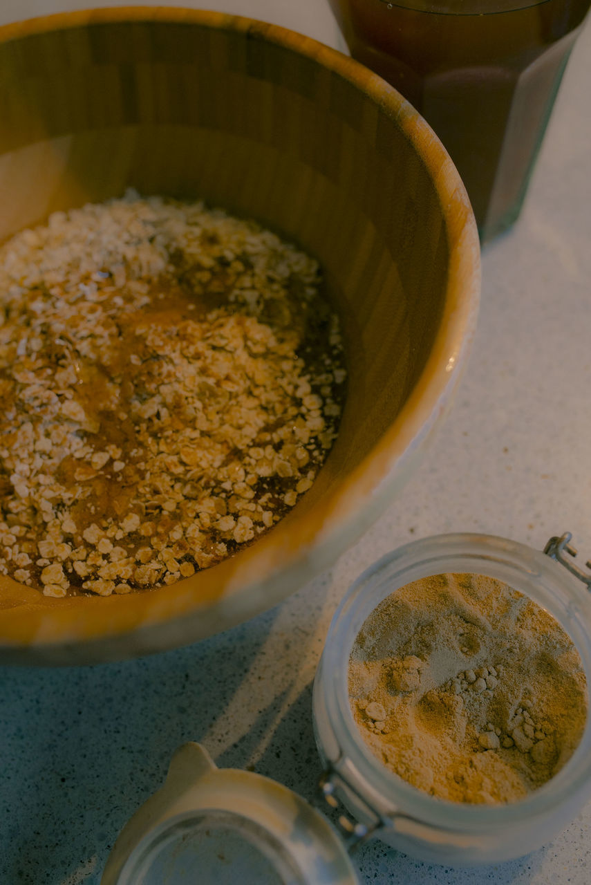 HIGH ANGLE VIEW OF RICE IN BOWL ON TABLE