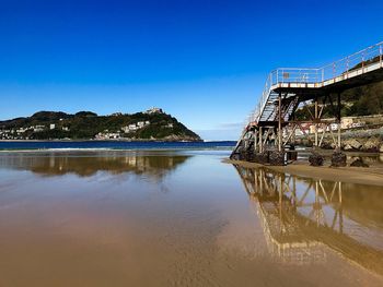 Scenic view of sea against clear blue sky. en san sebastián cuando baja la marea la playa se refleja