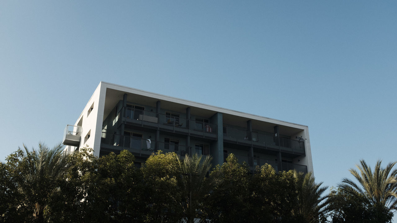 LOW ANGLE VIEW OF MODERN BUILDING AGAINST CLEAR SKY