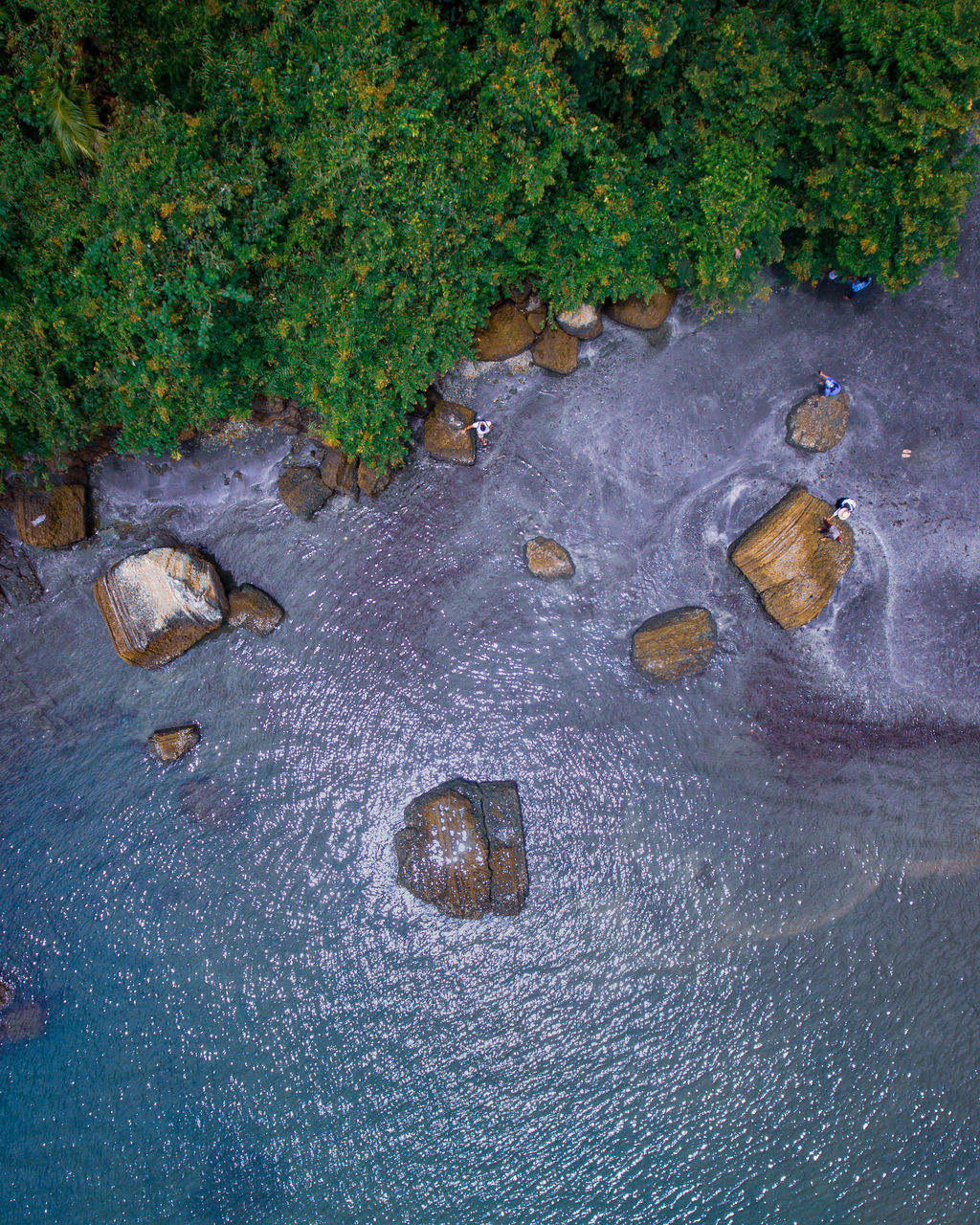 HIGH ANGLE VIEW OF WATER FLOATING ON ROCKS