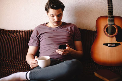 Man holding coffee cup