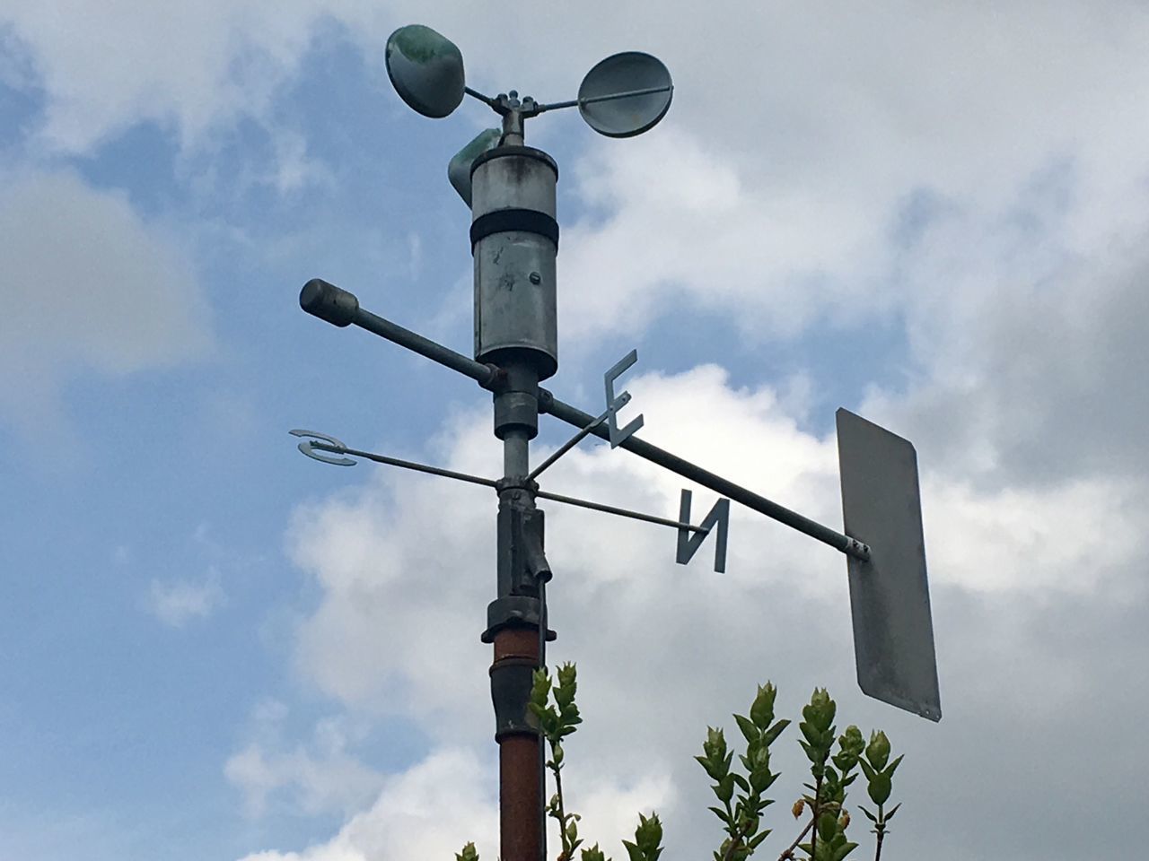 LOW ANGLE VIEW OF STREET LIGHT AGAINST WALL