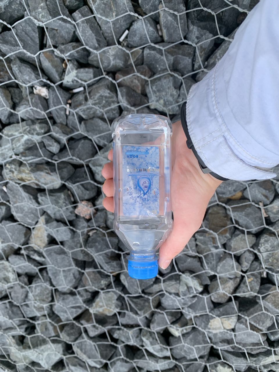 CLOSE-UP OF HAND HOLDING GLASS OF DRINK