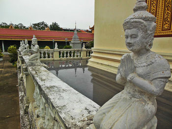 Statue of buddha against temple