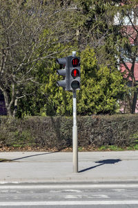 The pedestrian traffic light shows another 18 seconds to the green light. 