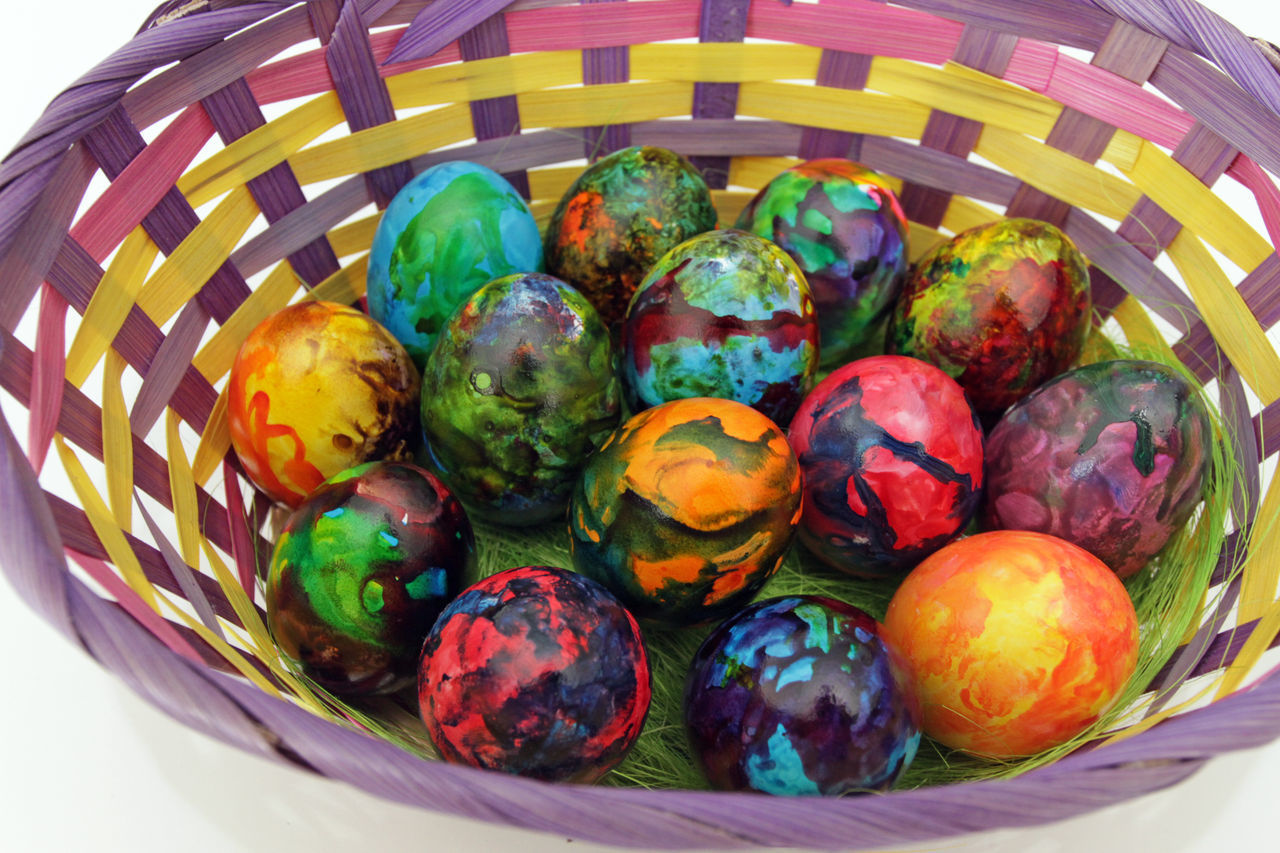 CLOSE-UP OF MULTI COLORED BASKET IN WICKER