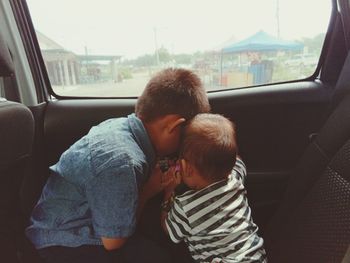 Siblings sitting in car 
