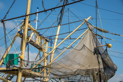 North holland, the netherlands. august 2021. rigging of a fishing boat in the harbor of oudeschild.