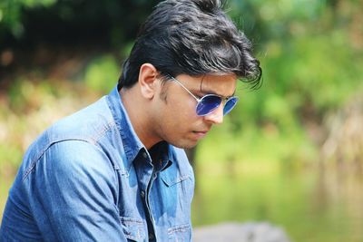 Side view of young man wearing sunglasses