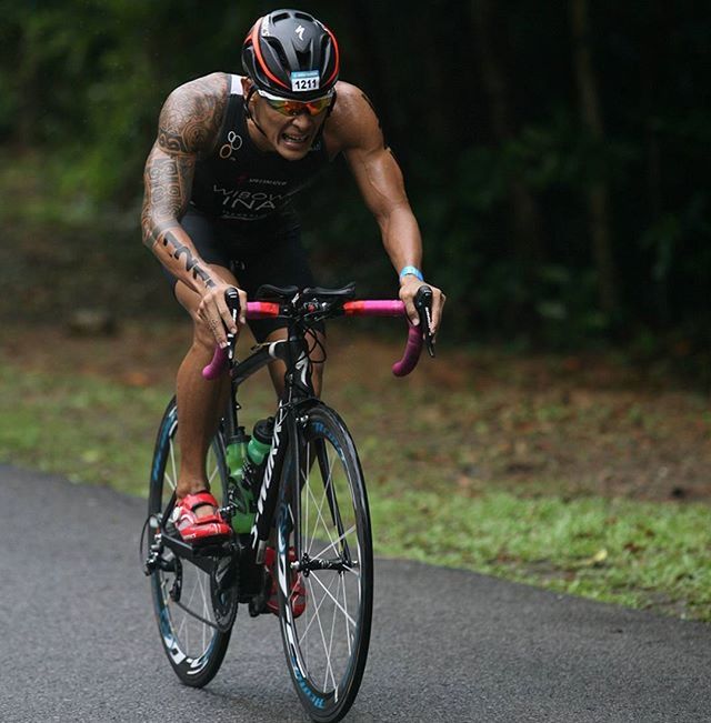 bicycle, transportation, mode of transport, land vehicle, riding, lifestyles, leisure activity, cycling, side view, street, men, outdoors, on the move, full length, road, day, helmet, travel