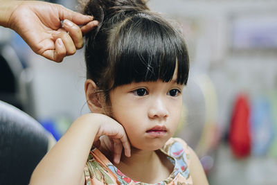 Cropped hand hairstyling girl