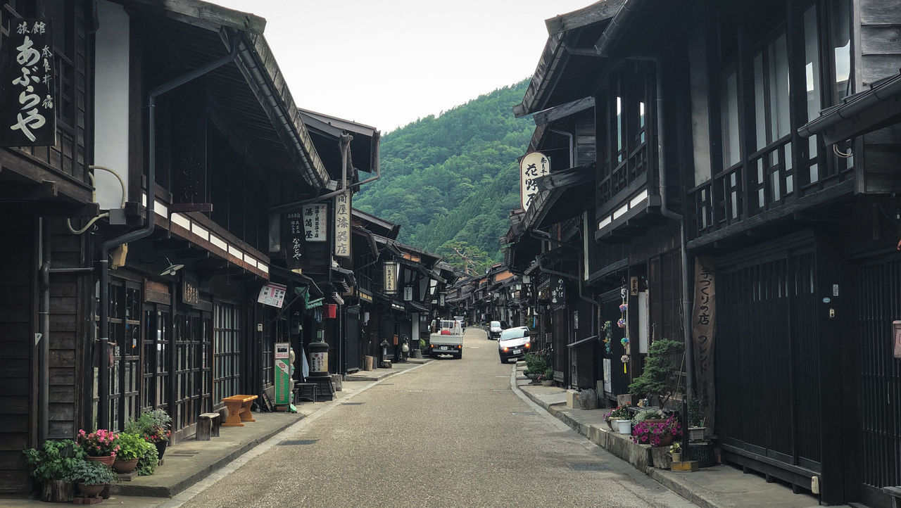 NARROW ALLEY AMIDST BUILDINGS AGAINST SKY