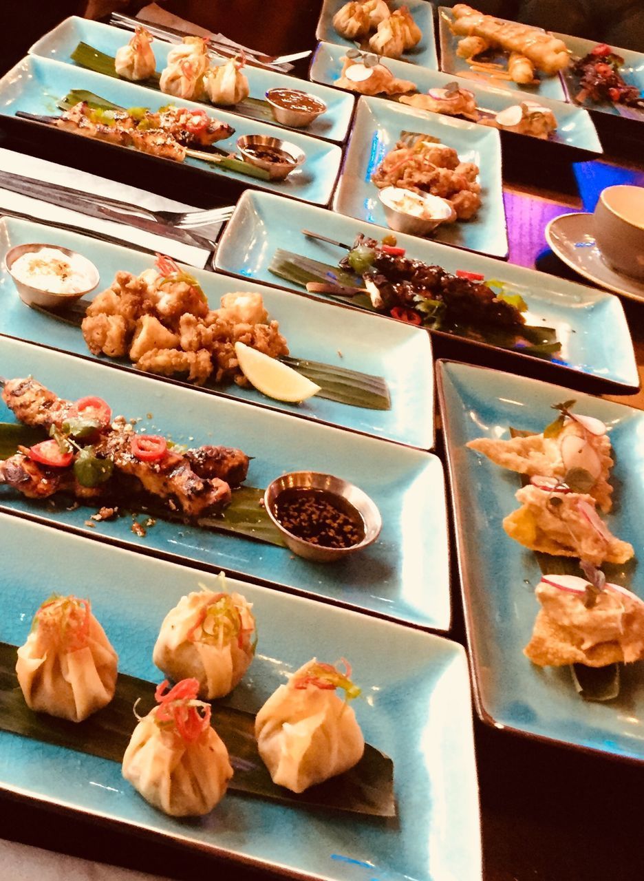 HIGH ANGLE VIEW OF FOOD IN TRAY ON TABLE