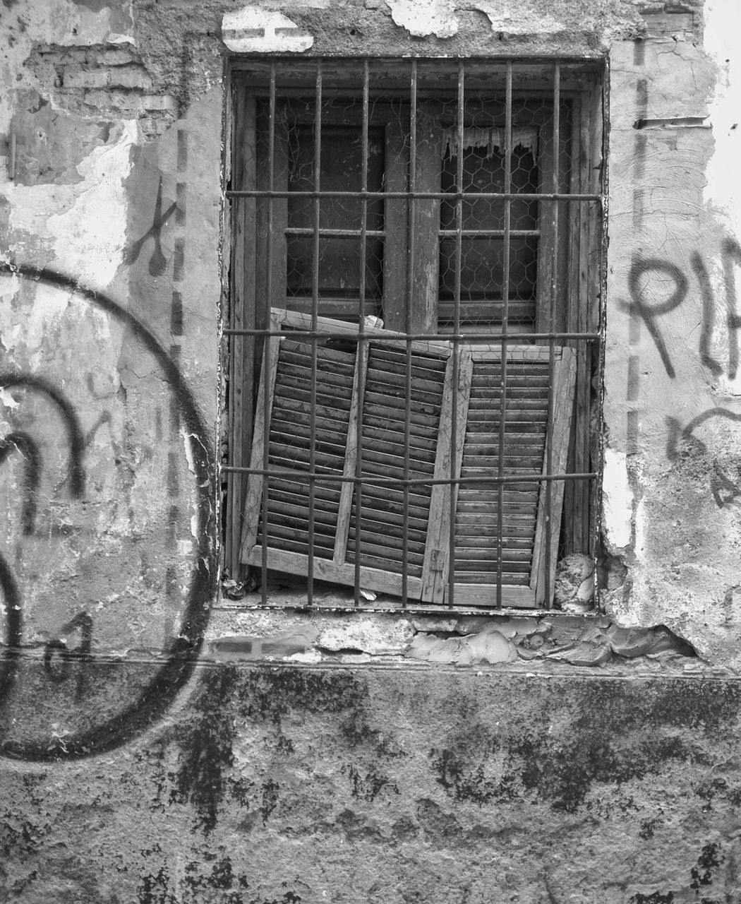 building exterior, architecture, built structure, window, abandoned, house, old, door, damaged, obsolete, weathered, run-down, deterioration, closed, wall - building feature, residential structure, building, brick wall, day, residential building