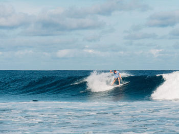 Waves splashing in sea