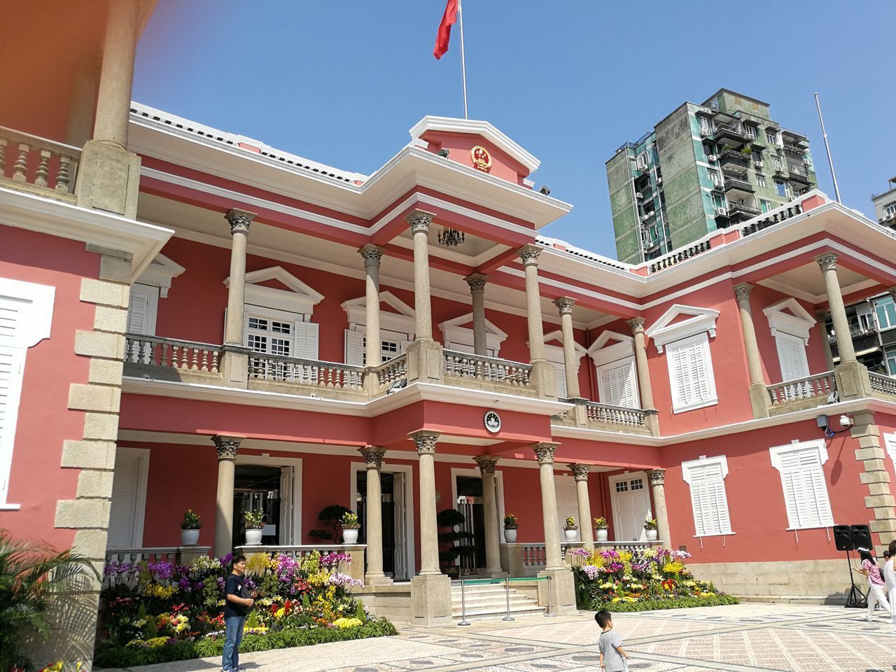 LOW ANGLE VIEW OF BUILDINGS AGAINST SKY