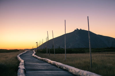 Empty hiking path in krkonose mountains. mount snezka at dawn.