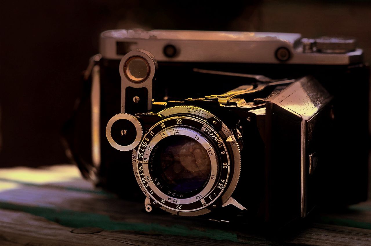 close-up, indoors, metal, old-fashioned, retro styled, focus on foreground, technology, still life, no people, equipment, wood - material, old, single object, selective focus, antique, metallic, arts culture and entertainment, machinery, music, man made object