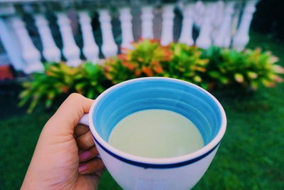 Close-up of hand holding coffee cup