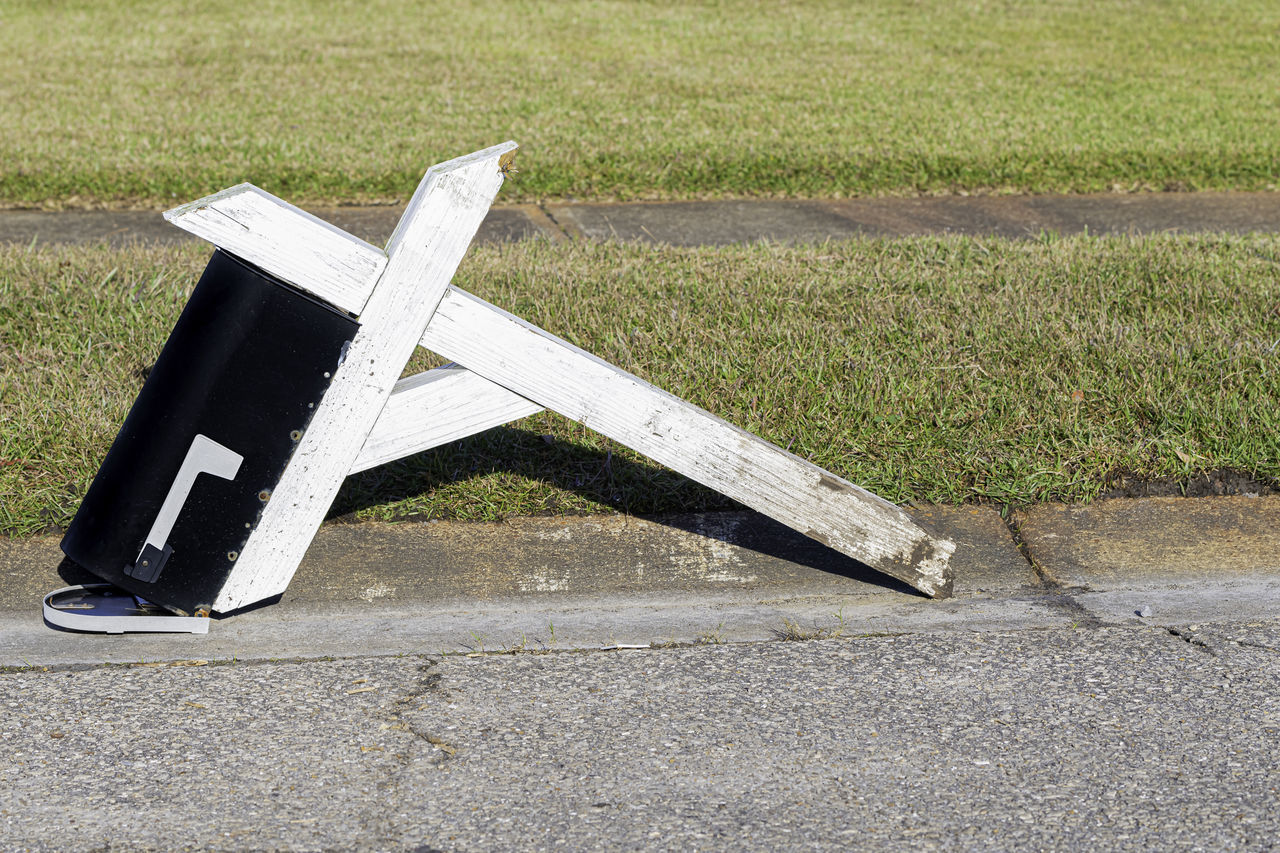 HIGH ANGLE VIEW OF PARK BENCH ON ROAD