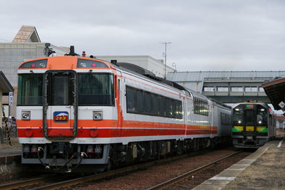 Kiha 183 limited express niseko and h100 decmo local train at the yoichi station