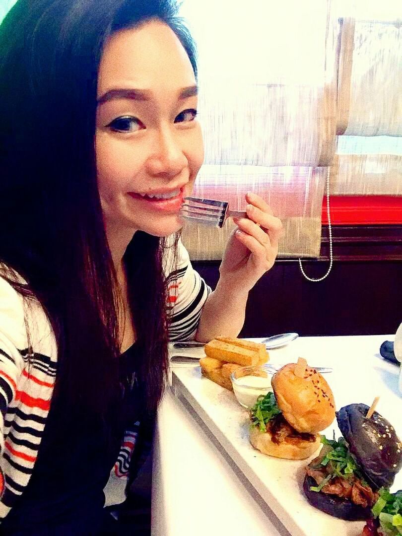 CLOSE-UP OF WOMAN EATING FOOD