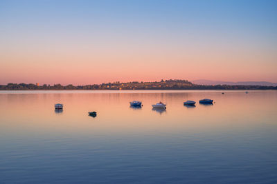 Evening at the lake in imielin, silesia, poland. little sailboats flowing on the water surface. 