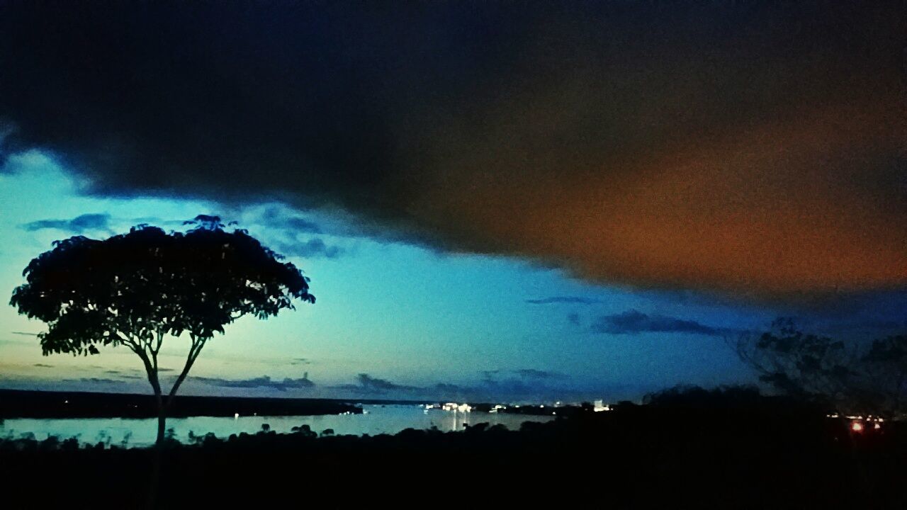 sky, scenics, tranquil scene, silhouette, tranquility, beauty in nature, cloud - sky, water, dusk, nature, sunset, dramatic sky, idyllic, cloudy, tree, cloud, sea, night, weather, illuminated