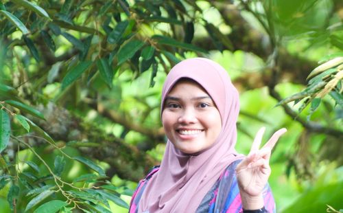 Portrait of a smiling young woman outdoors