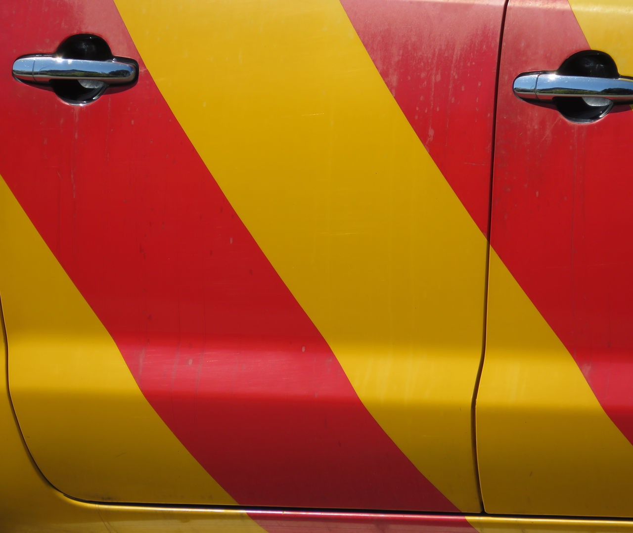 HIGH ANGLE VIEW OF MULTI COLORED YELLOW METAL