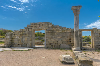 Old ruin building against sky