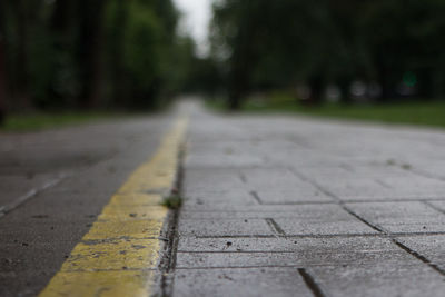 Surface level of footpath by road in city