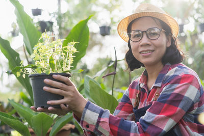 Portrait of smiling young woman wearing hat