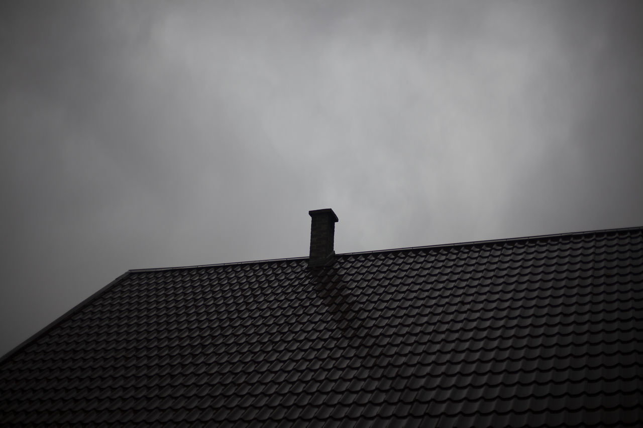 LOW ANGLE VIEW OF BUILDING ROOF AGAINST SKY