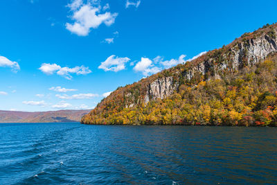 Lake towada utumn foliage scenery. towada-hachimantai national park in tohoku region. aomori, japan.