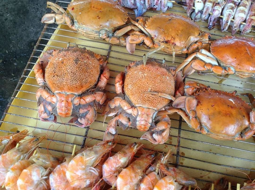 food, food and drink, freshness, crab, seafood, high angle view, no people, animal, dungeness crab, healthy eating, crustacean, wellbeing, meat, for sale, fish, retail, market, large group of objects, dish, abundance, day, outdoors, still life