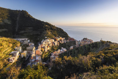 The village of manarola at sunset, cinque terre national park, la spezia, liguria, italy, europe