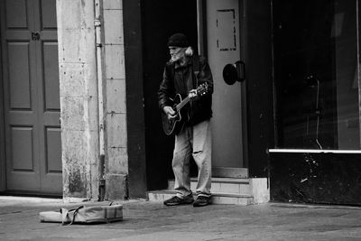 Full length of man holding guitar