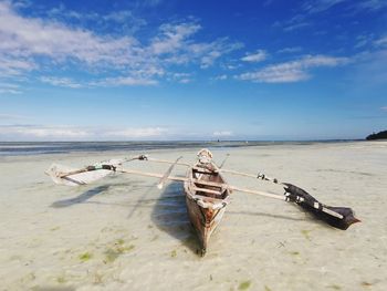 Fishing boat in low tide 