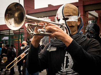 Hombre enmascarado toca su trompeta en marcha por los detenidos ejecutados y desaparecidos en chile