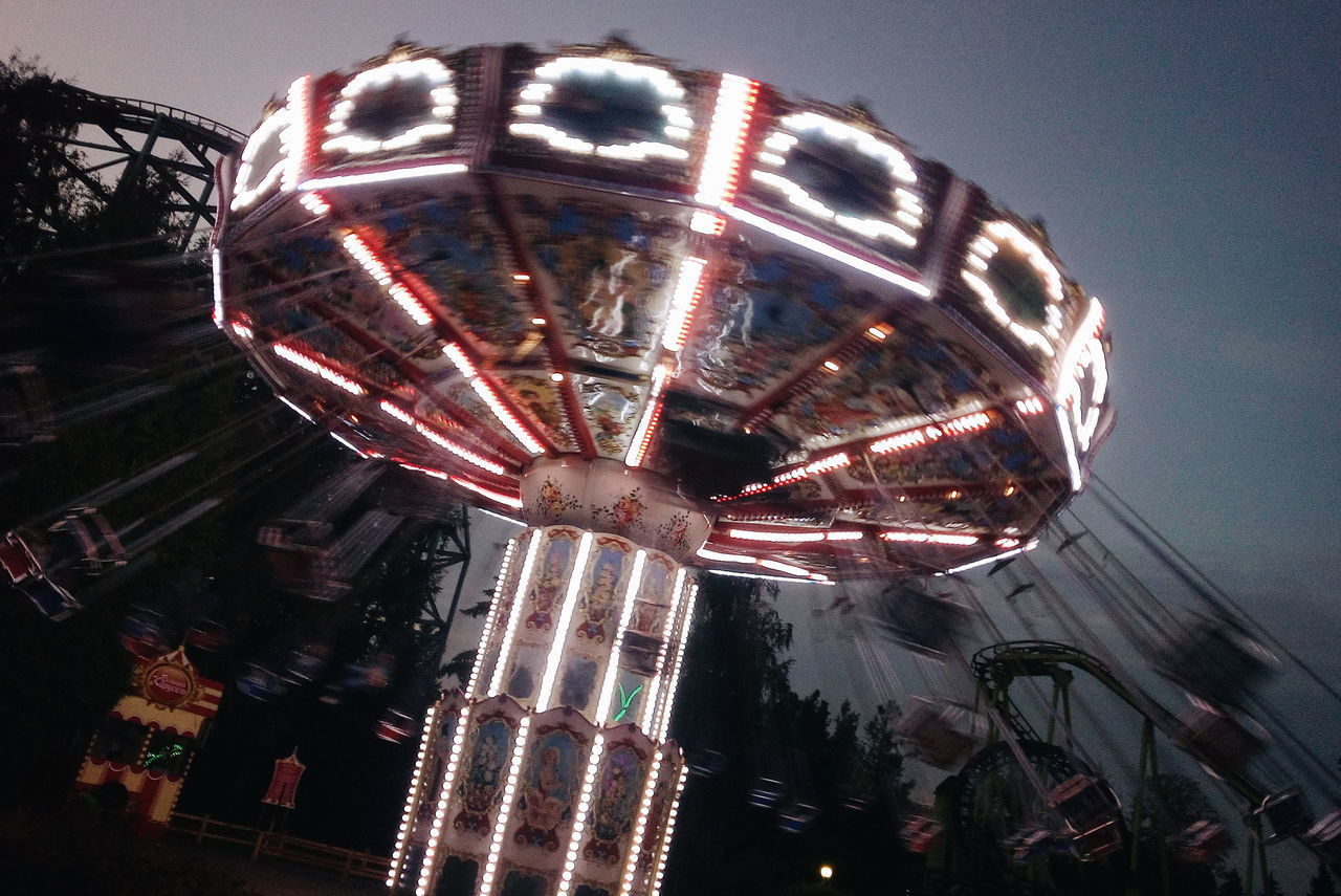 LOW ANGLE VIEW OF ILLUMINATED FERRIS WHEEL AT NIGHT