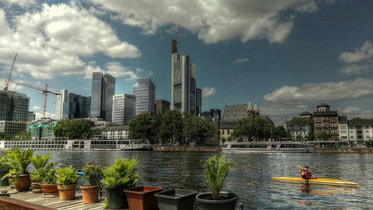 VIEW OF FOUNTAIN IN CITY