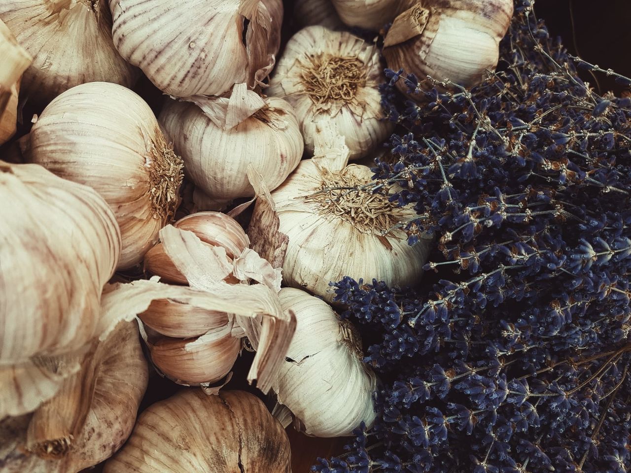 CLOSE-UP OF GARLIC IN MARKET