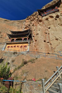 0922 wooden pavilions clinging to the cliff. thousand bhudda grottoes-mati si temple. zhangye-china.