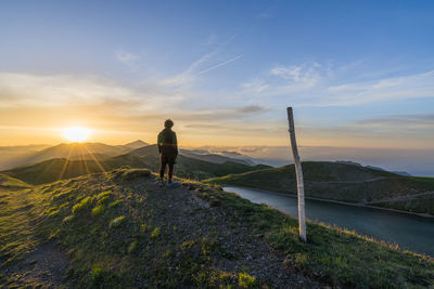 Man looking scaffaiolo lake during sunset