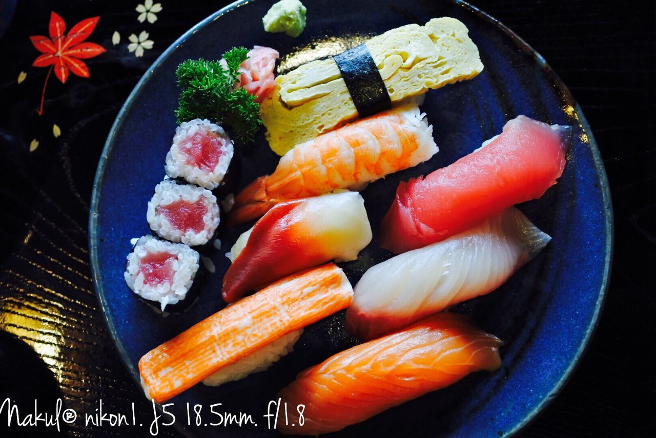 CLOSE-UP OF SUSHI IN TRAY