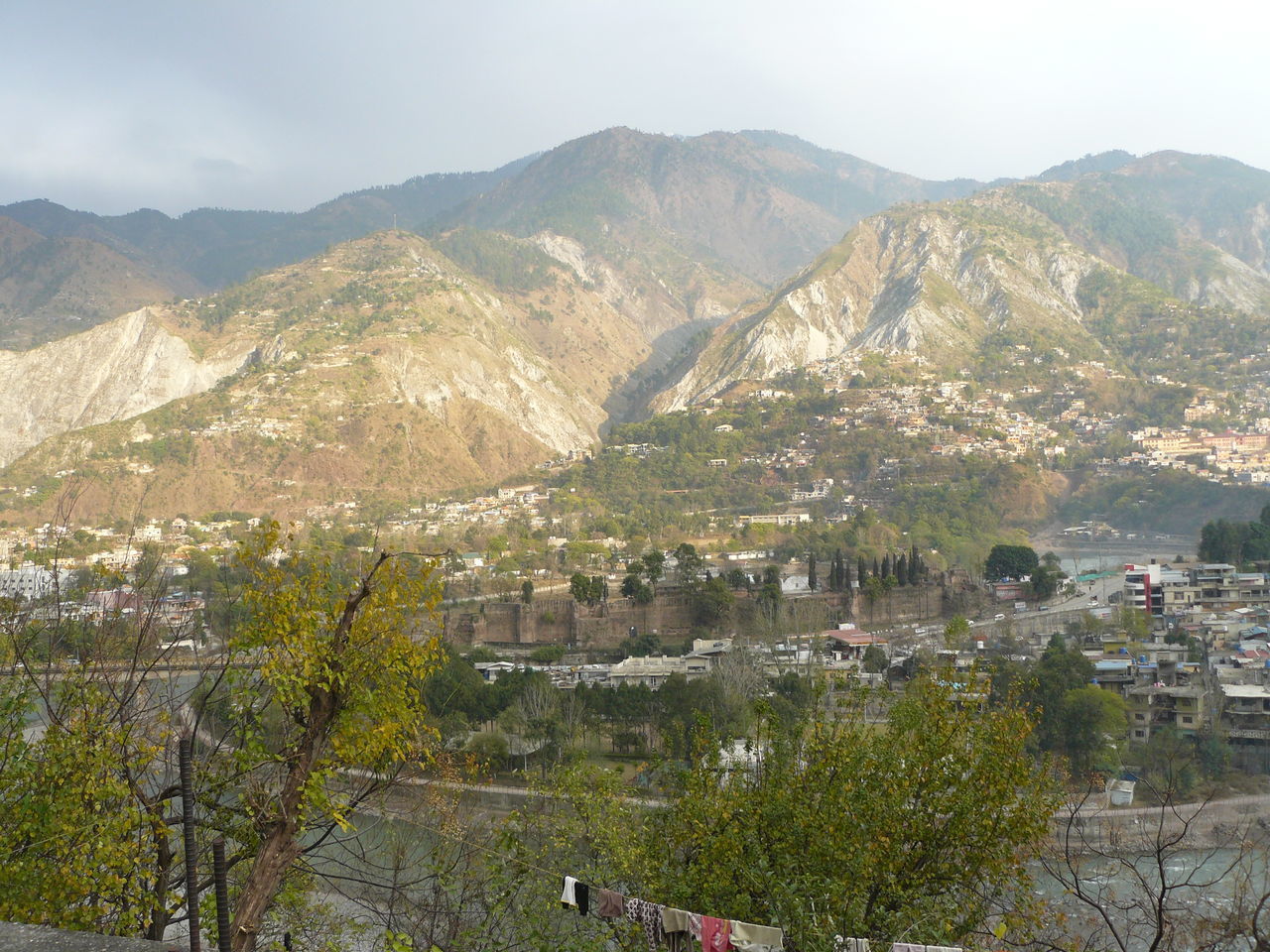 HIGH ANGLE VIEW OF TOWNSCAPE AGAINST MOUNTAIN