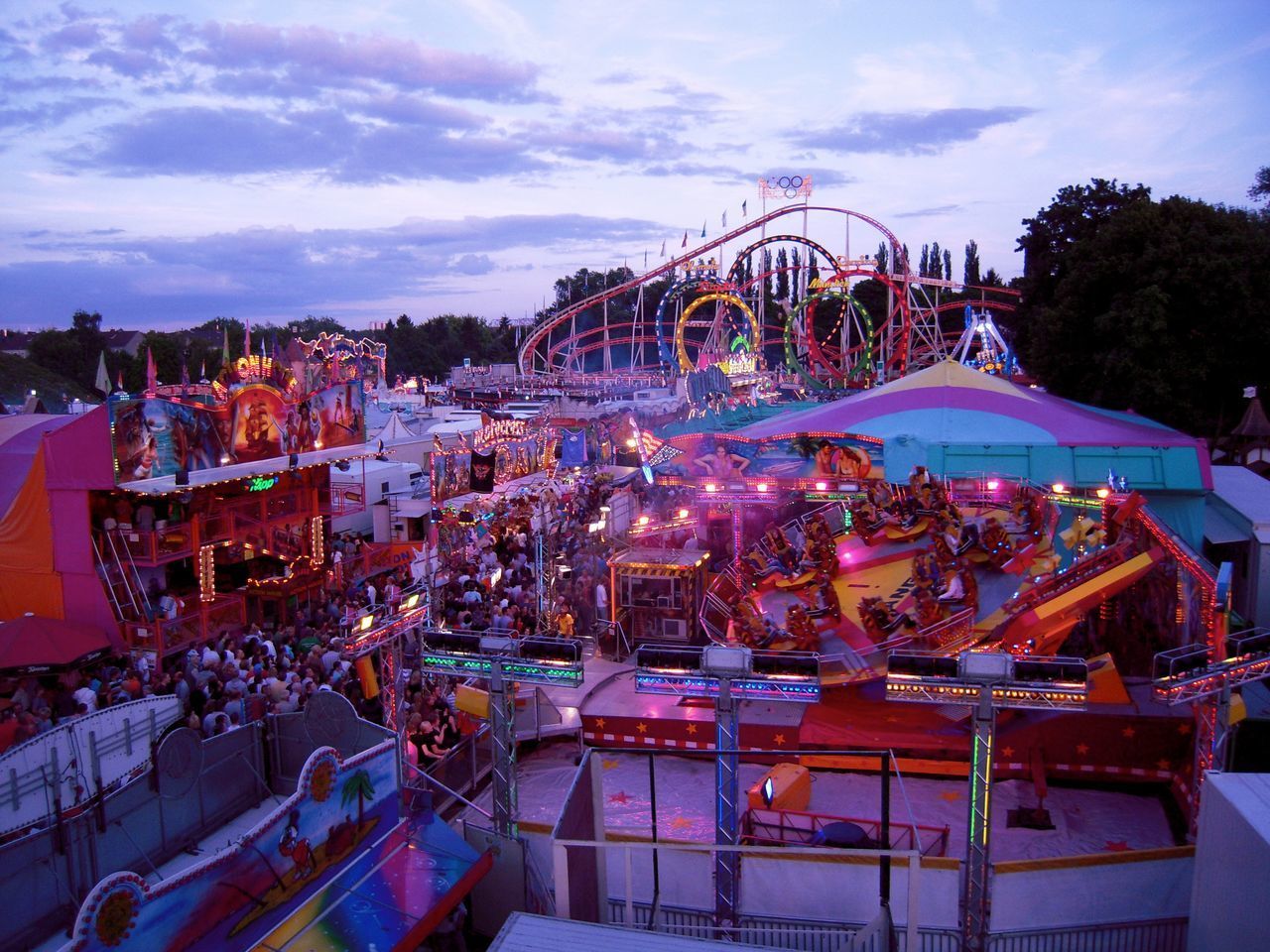 FERRIS WHEEL AT AMUSEMENT PARK